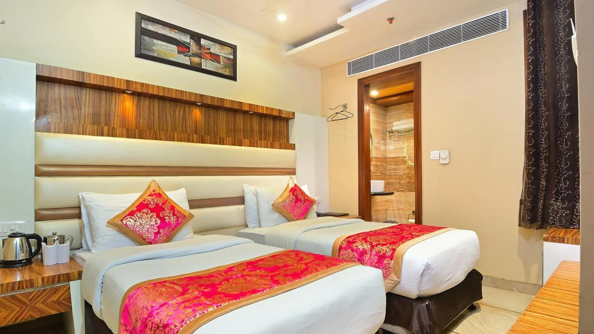 Hotel Hari Piorko Grand - 2 Min From New Delhi Railway Station India